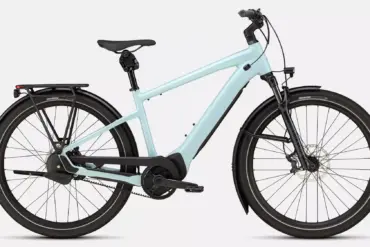 Hellblaues Specialized Turbo Vado 5.0 IGH E-Bike mit Gepäckträger, Schutzblechen und integriertem Licht.