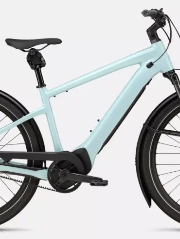 Hellblaues Specialized Turbo Vado 5.0 IGH E-Bike mit Gepäckträger, Schutzblechen und integriertem Licht.