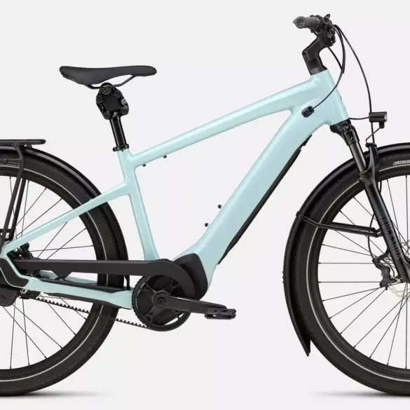Hellblaues Specialized Turbo Vado 5.0 IGH E-Bike mit Gepäckträger, Schutzblechen und integriertem Licht.