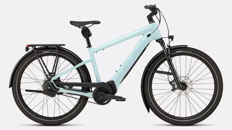 Hellblaues Specialized Turbo Vado 5.0 IGH E-Bike mit Gepäckträger, Schutzblechen und integriertem Licht.