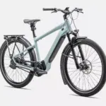 Ein hellblaues Specialized Turbo Vado 5.0 IGH E-Bike mit Schutzblechen, Gepäckträger, integriertem Akku und Federgabel.