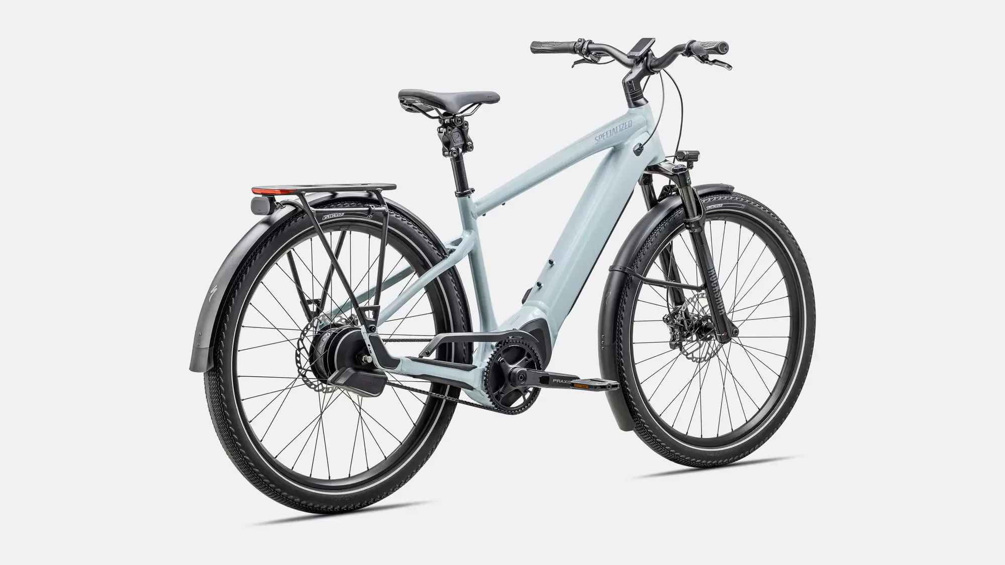 Seitenansicht eines blassgrünen Specialized Turbo Vado 5.0 IGH E-Bikes mit Gepäckträger, Schutzblechen und integrierter Beleuchtung, stehend auf hellem Hintergrund.