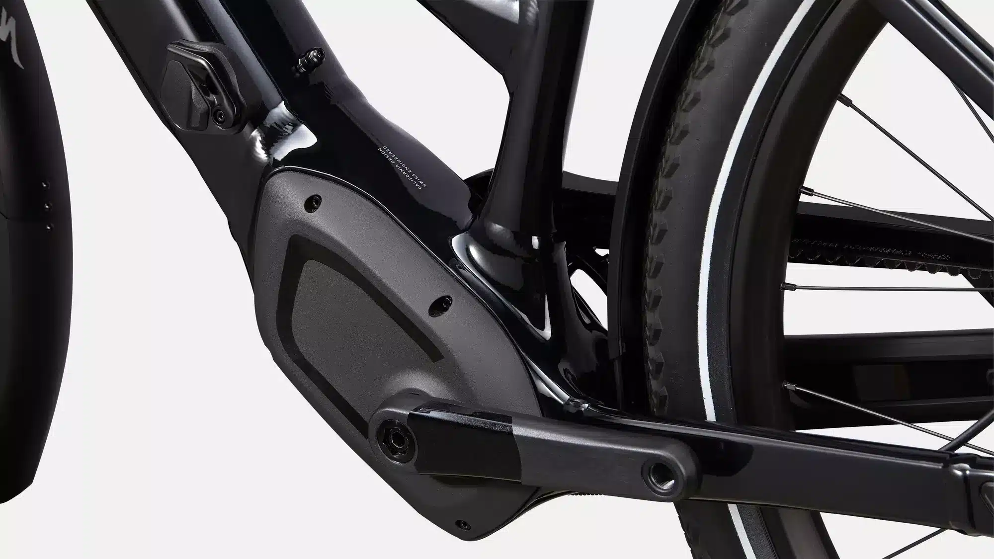 Detaillierte Ansicht des schwarzen Rahmens mit integriertem Motor, Kurbel und Riemenantrieb eines Specialized Turbo Vado 5.0 IGH Elektrofahrrads.