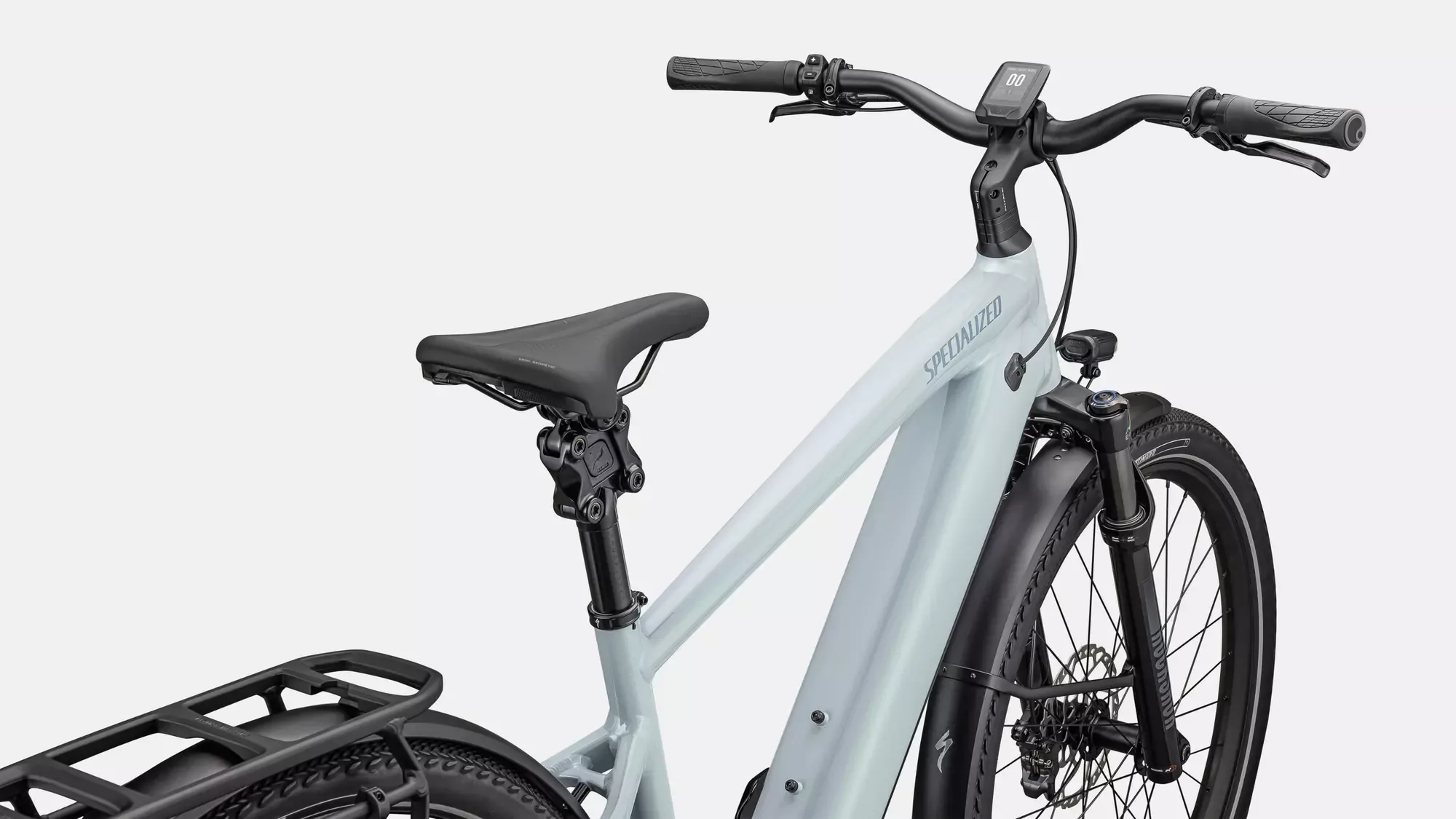 Detailaufnahme des Specialized Turbo Vado 5.0 IGH E-Bikes mit Fokus auf Lenker, Display, Federgabel und Rahmen.