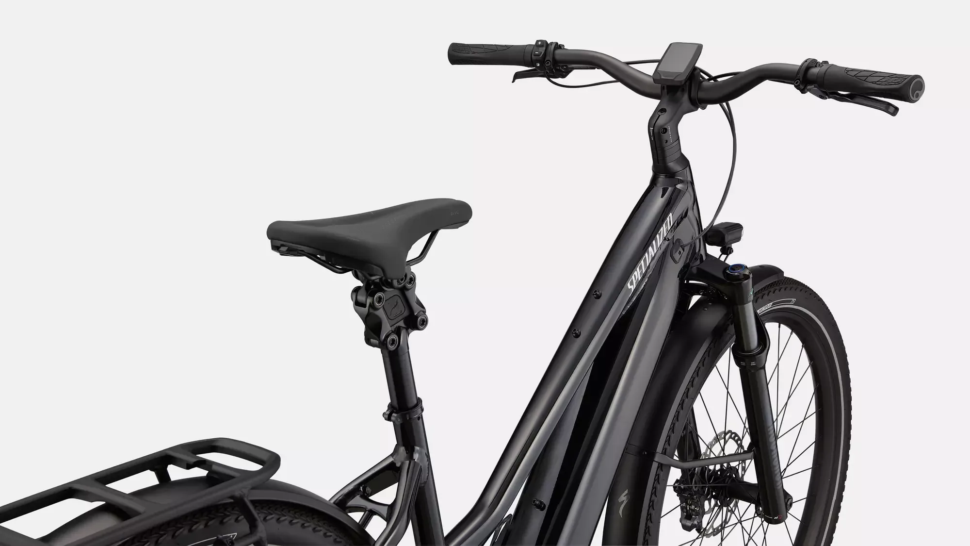 Nahaufnahme eines schwarzen Specialized Turbo Vado 5.0 IGH Step-Through E-Bikes, Fokus auf Lenker, Sattel, Rahmen und Vorderrad mit Federgabel.