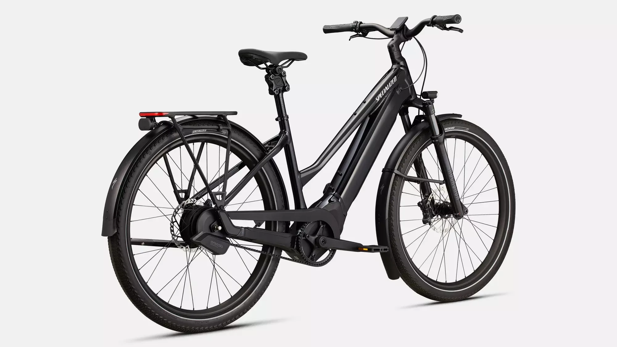 Schwarz lackiertes Specialized Turbo Vado 5.0 IGH Step-Through E-Bike mit Tiefeinsteiger-Rahmen, Gepäckträger und Riemenantrieb.
