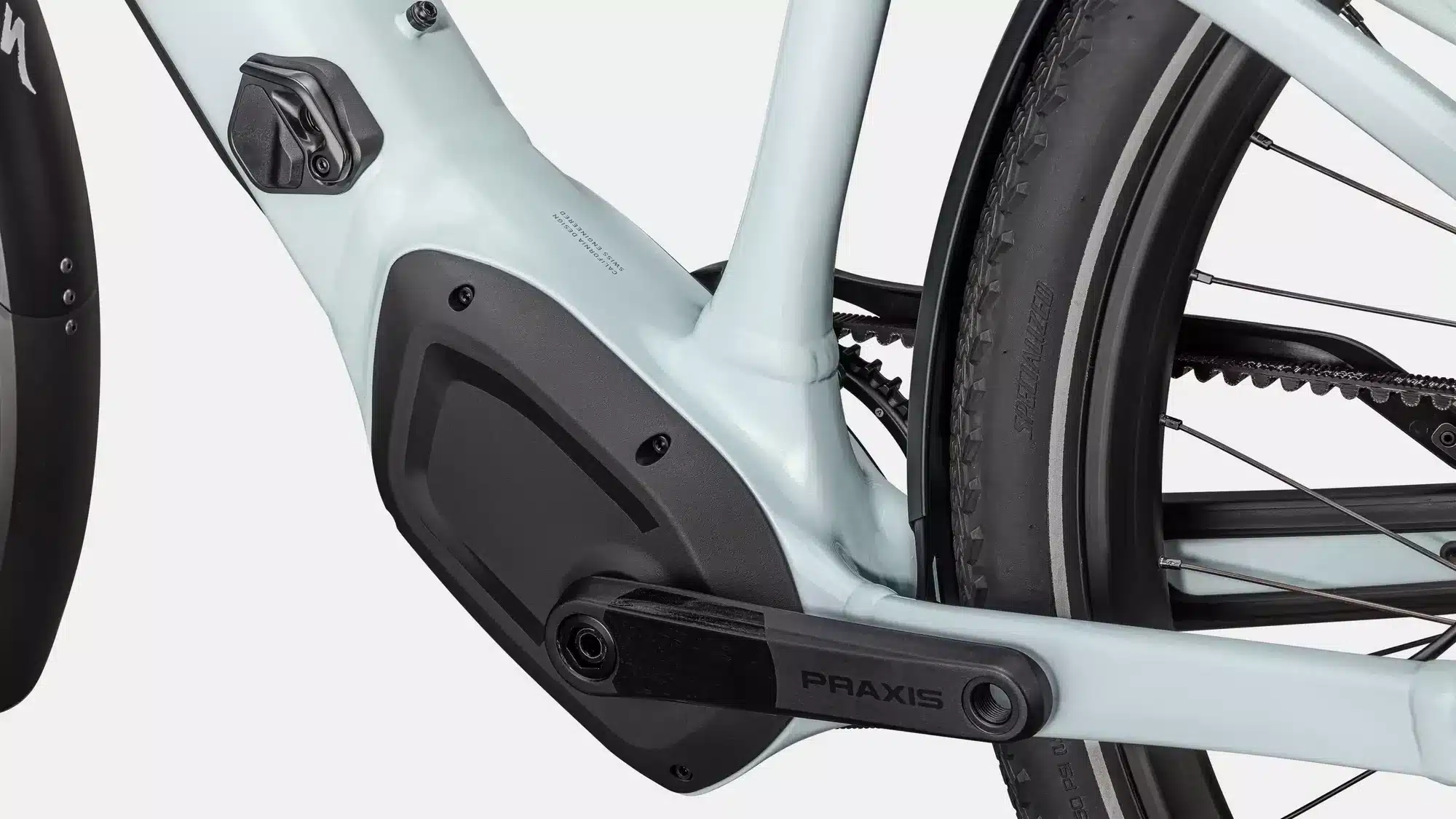 Detailansicht des Antriebsbereichs eines hellblauen Specialized Turbo Vado 5.0 IGH E-Bikes, Fokus auf Motor, Kurbel und Riemenantrieb.