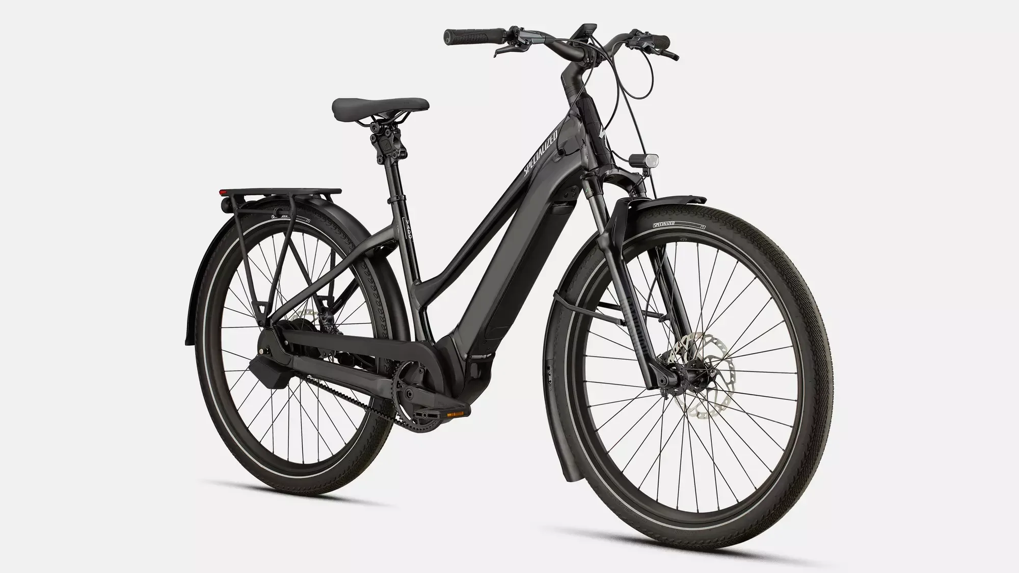 Das Specialized Turbo Vado 5.0 IGH Step-Through ist ein modernes schwarzes E-Bike, das von vorne gezeigt wird und über einen Tiefeinsteiger-Rahmen, Schutzbleche, Gepäckträger und eine Federgabel verfügt.