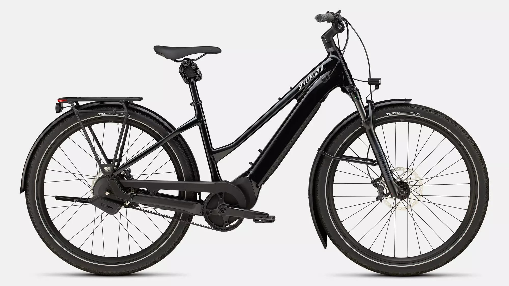 Schwarz lackiertes Specialized Turbo Vado 5.0 IGH Step-Through E-Bike von der Seite betrachtet, mit Gepäckträger, Schutzblechen und Federgabel.