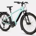 Spezialisiertes Turbo Vado 5.0 E-Bike in hellblau, vorne gezeigt, mit integriertem Akku, Gepäckträger und Schutzblechen, auf weißem Hintergrund.