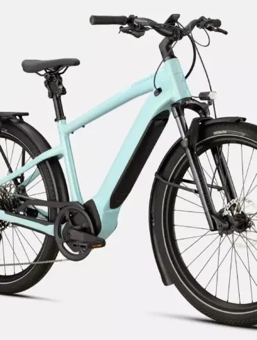 Spezialisiertes Turbo Vado 5.0 E-Bike in hellblau, vorne gezeigt, mit integriertem Akku, Gepäckträger und Schutzblechen, auf weißem Hintergrund.