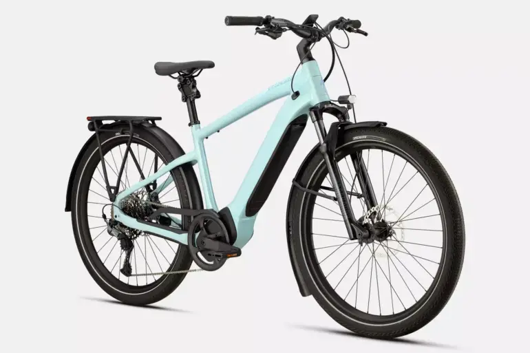Spezialisiertes Turbo Vado 5.0 E-Bike in hellblau, vorne gezeigt, mit integriertem Akku, Gepäckträger und Schutzblechen, auf weißem Hintergrund.