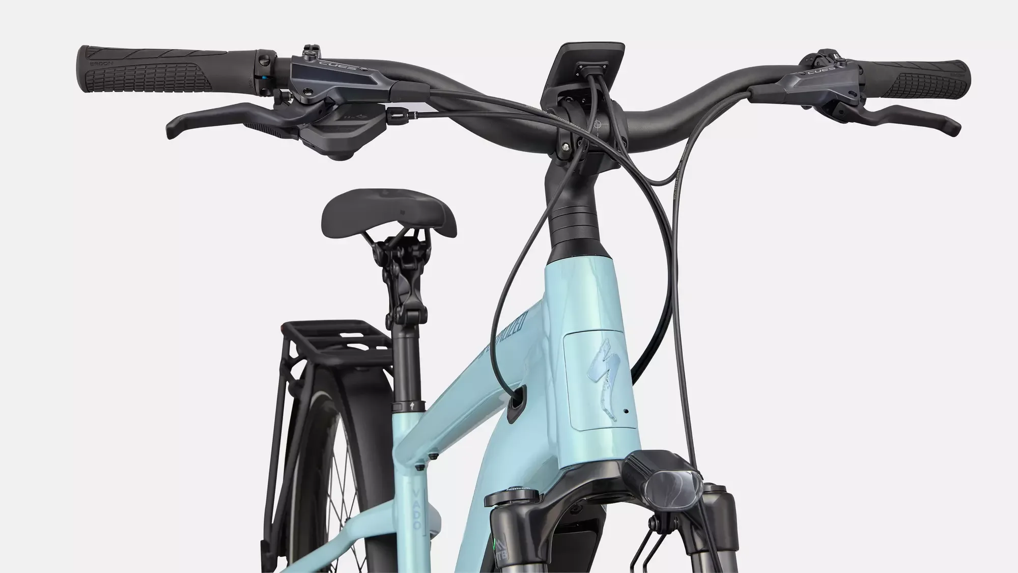 Detailansicht des Lenkers und des Rahmens eines Specialized Turbo Vado 5.0 E-Bikes.