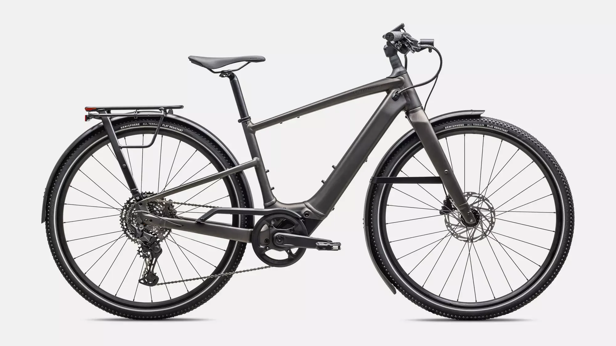 Seitenansicht eines grauen Specialized Turbo Vado SL 2 4.0 EQ E-Bikes mit Gepäckträger und Schutzblechen.
