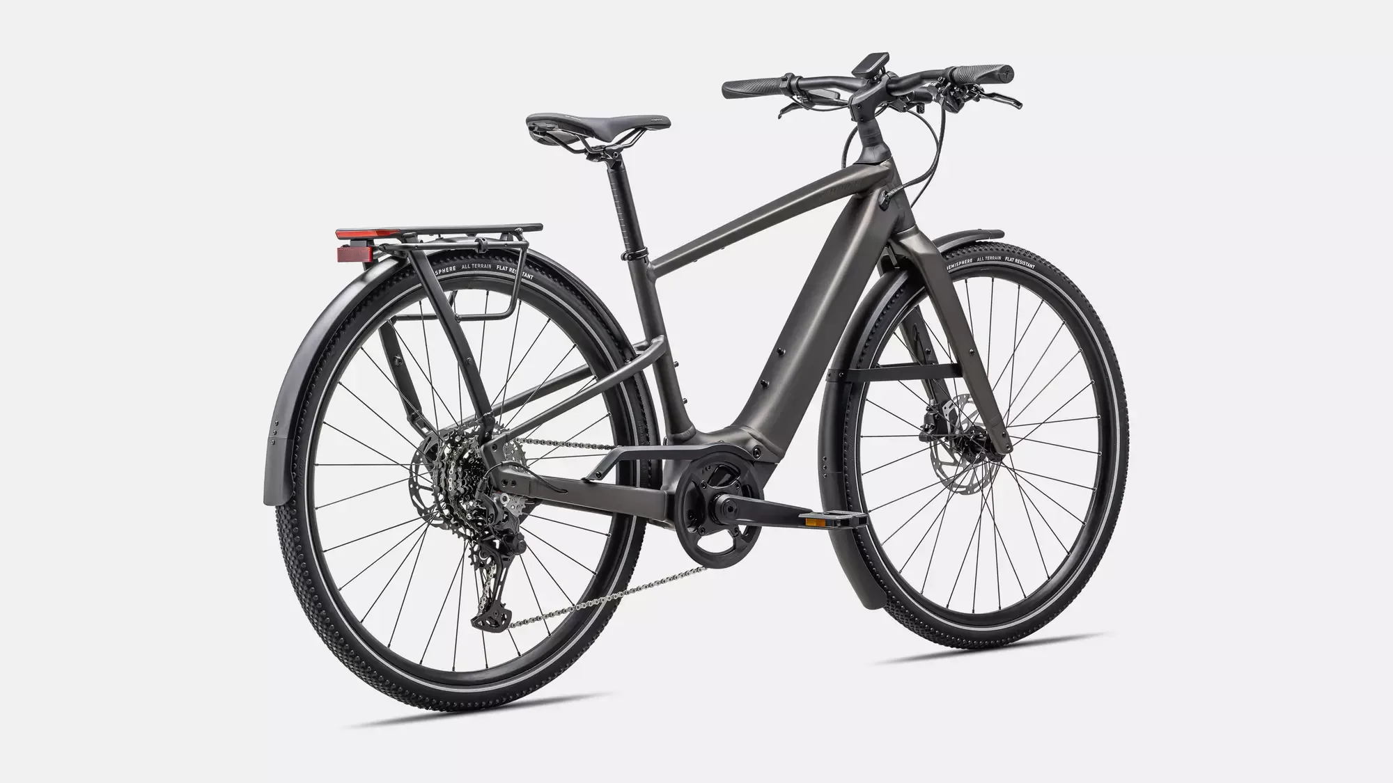 Das Specialized Turbo Vado SL 2 4.0 EQ ist ein dunkles, voll ausgestattetes E-Bike mit Gepäckträger und Schutzblechen, das aus der Seitenansicht zu sehen ist.