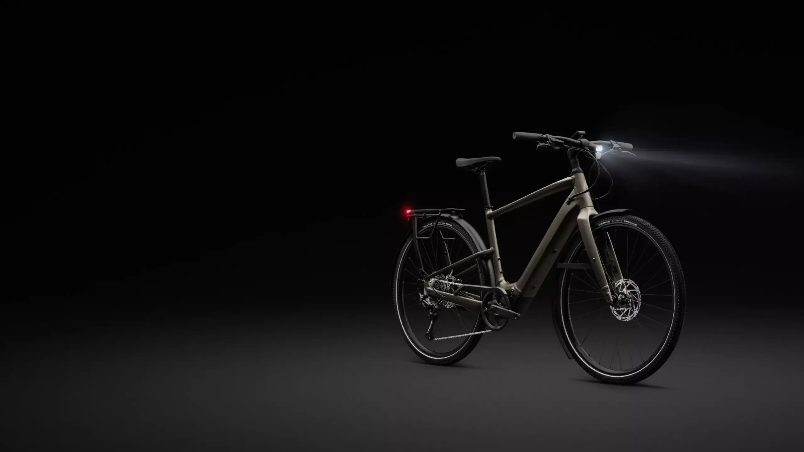 Sicht von der Seite auf ein Specialized Turbo Vado SL 2 4.0 EQ E-Bike mit eingeschalteten Lichtern.