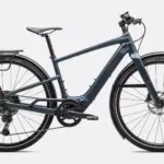 Ein Specialized Turbo Vado SL 2 5.0 EQ E-Bike in Satin Deep Lake Metallic mit schwarzem Sattel und schwarzen Reifen.
