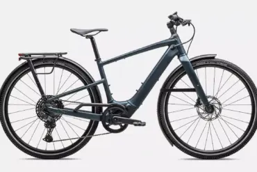Ein Specialized Turbo Vado SL 2 5.0 EQ E-Bike in Satin Deep Lake Metallic mit schwarzem Sattel und schwarzen Reifen.