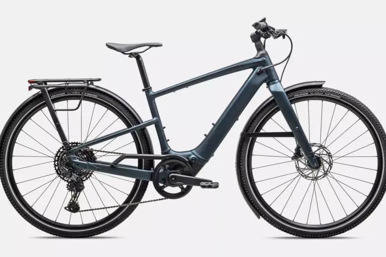 Ein Specialized Turbo Vado SL 2 5.0 EQ E-Bike in Satin Deep Lake Metallic mit schwarzem Sattel und schwarzen Reifen.