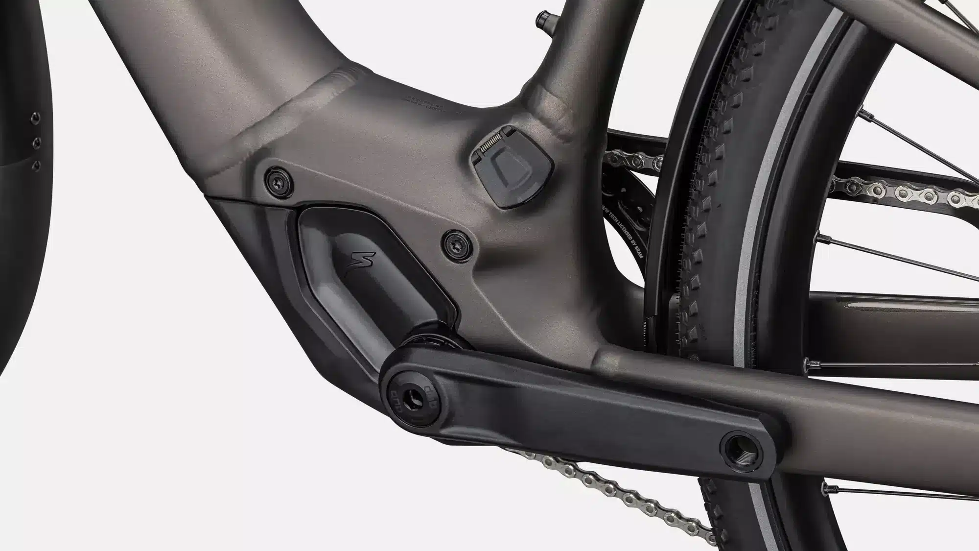 Nahaufnahme des dunklen Rahmens, des integrierten Motors mit dem Specialized-Logo, der Kurbelgarnitur und des Hinterrads eines Specialized Turbo Vado SL 2 5.0 EQ E-Bikes.