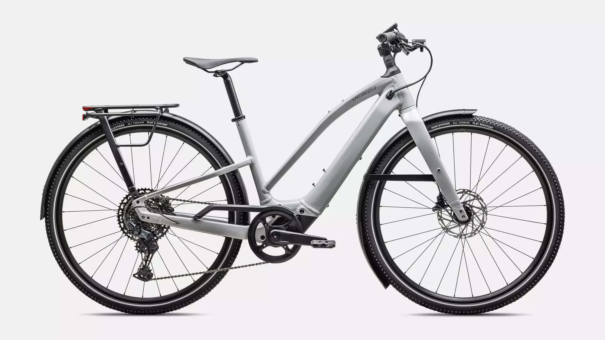 Graues Specialized Turbo Vado SL 2 5.0 Step-Through EQ E-Bike mit Gepäckträger und Schutzblechen, von der Seite betrachtet.