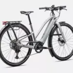 Graues Specialized Turbo Vado SL 2 5.0 Step-Through EQ E-Bike mit Gepäckträger, Schutzblechen und Beleuchtung, aus der Seitenansicht gezeigt.