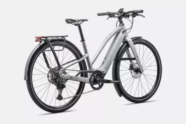 Graues Specialized Turbo Vado SL 2 5.0 Step-Through EQ E-Bike mit Gepäckträger, Schutzblechen und Beleuchtung, aus der Seitenansicht gezeigt.