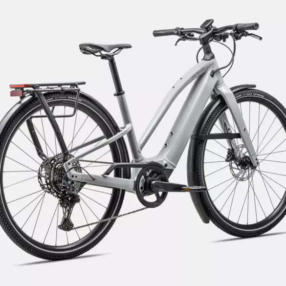 Graues Specialized Turbo Vado SL 2 5.0 Step-Through EQ E-Bike mit Gepäckträger, Schutzblechen und Beleuchtung, aus der Seitenansicht gezeigt.