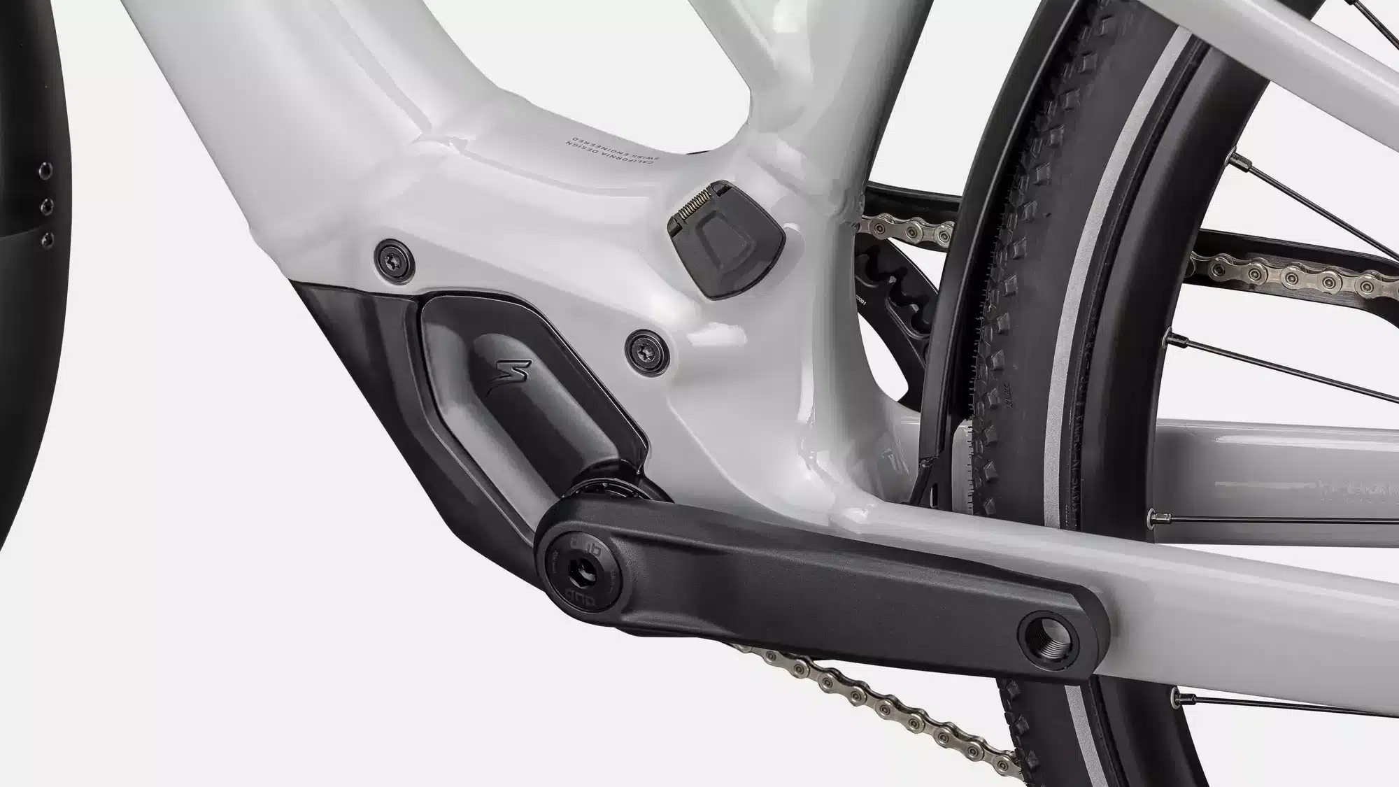 Nahaufnahme des Rahmens eines grauen Specialized Turbo Vado SL E-Bikes mit Fokus auf die Kurbelgarnitur, den Motorbereich und die Kette.