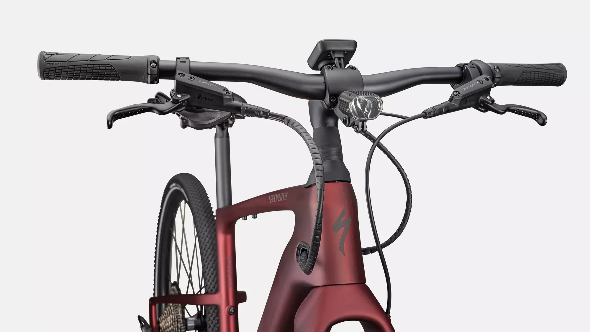 Sicht auf das Specialized Turbo Vado SL 2 6.0 Carbon mit Fokus auf Lenker, Scheinwerfer und den vorderen Teil des Rahmens.
