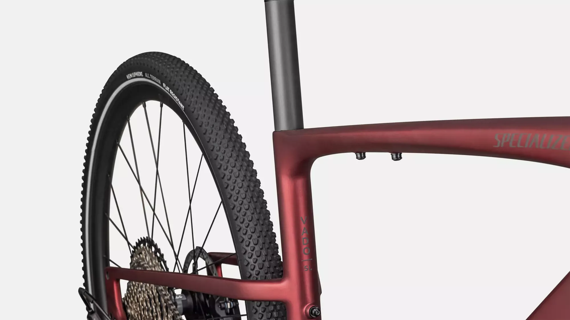 Detailaufnahme des E-Bikes Specialized Turbo Vado SL 2 6.0 Carbon mit Fokus auf den hinteren Rahmenbereich, die Sitzrohrverbindung und das Laufrad mit Reifen.