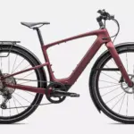 Rotes Specialized Turbo Vado SL 2 6.0 EQ Carbon E-Bike mit integriertem Akku, Seitenständer, Gepäckträger und Schutzblechen, isoliert auf weißem Hintergrund.