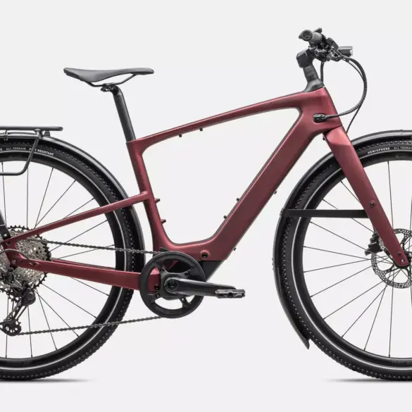 Rotes Specialized Turbo Vado SL 2 6.0 EQ Carbon E-Bike mit integriertem Akku, Seitenständer, Gepäckträger und Schutzblechen, isoliert auf weißem Hintergrund.