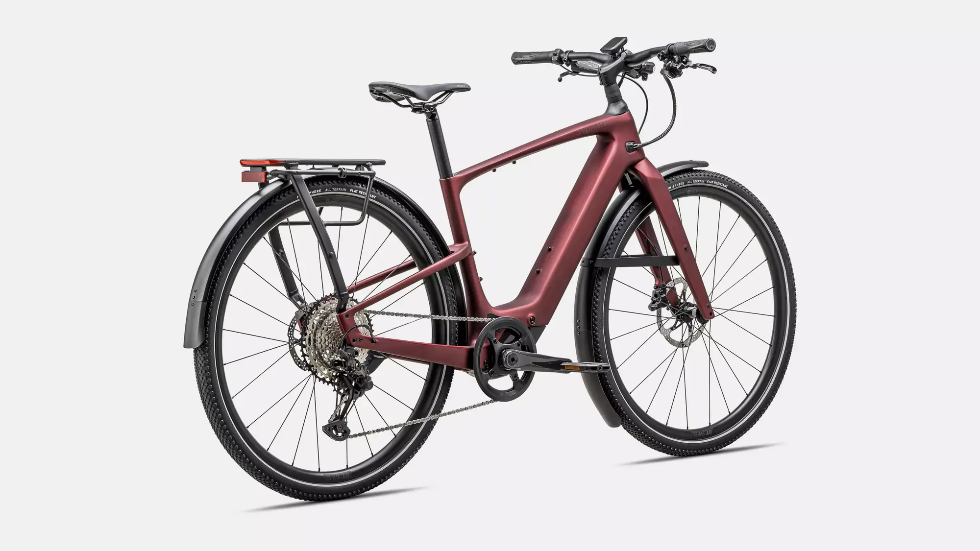 Eine rote Ganzkörperansicht eines Specialized Turbo Vado SL 2 6.0 EQ Carbon E-Bikes, das auf hellem Hintergrund steht.
