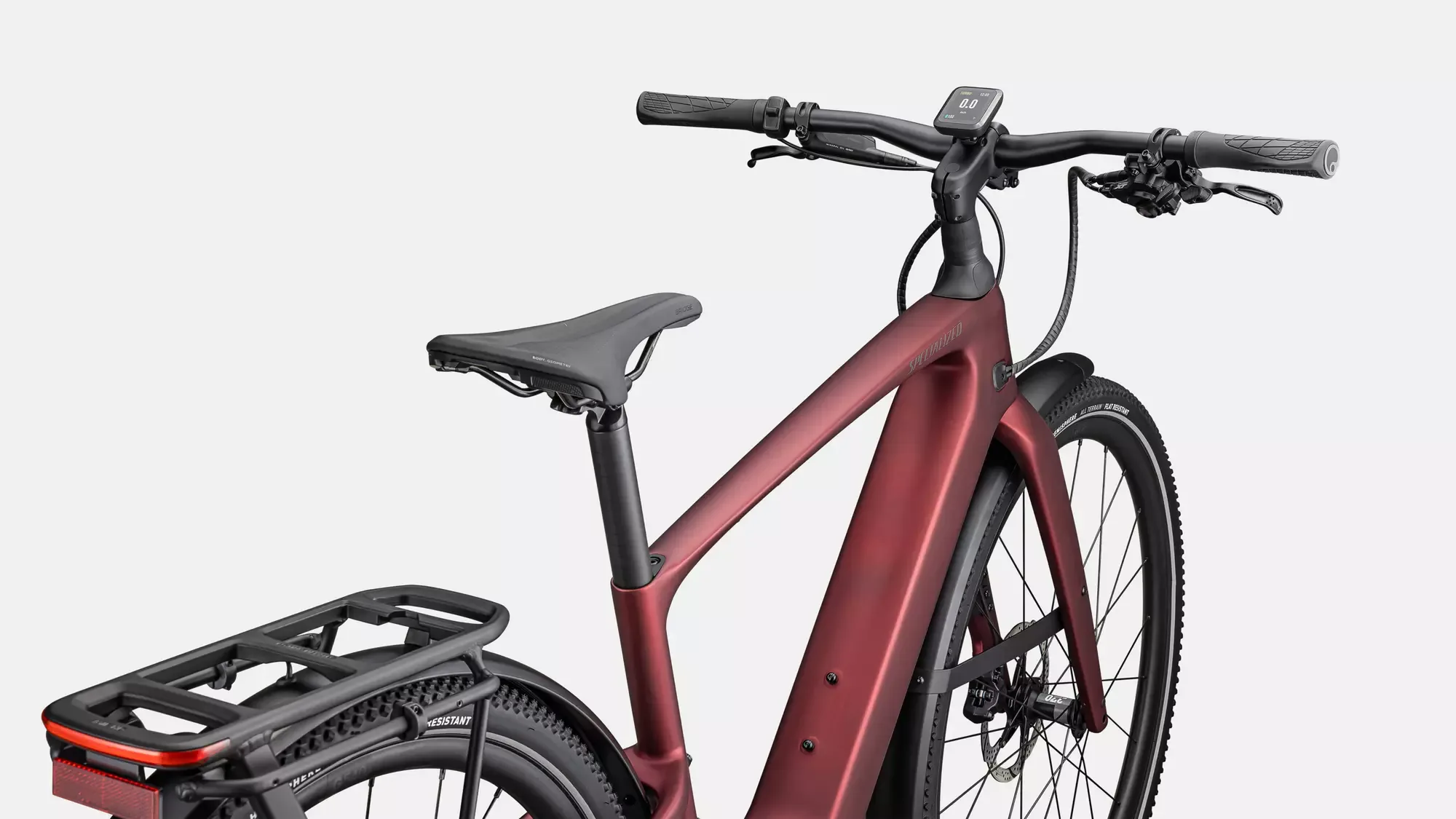 Detailansicht eines roten Specialized Turbo Vado SL 2 6.0 EQ Carbon E-Bikes, gezeigt von der Seite, mit integriertem Gepäckträger und sportlichem Rahmen.