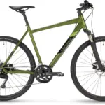 Ein Stevens 5X HT Fahrrad in der Farbe Metallic-Grün, von der Seite fotografiert, mit Fokus auf die Rahmengeometrie, die Federgabel und die Bereifung.