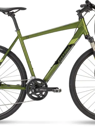 Ein Stevens 5X HT Fahrrad in der Farbe Metallic-Grün, von der Seite fotografiert, mit Fokus auf die Rahmengeometrie, die Federgabel und die Bereifung.