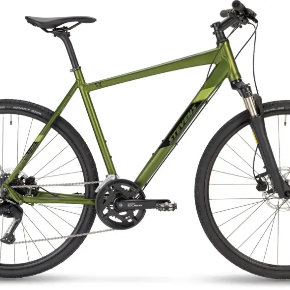 Ein Stevens 5X HT Fahrrad in der Farbe Metallic-Grün, von der Seite fotografiert, mit Fokus auf die Rahmengeometrie, die Federgabel und die Bereifung.