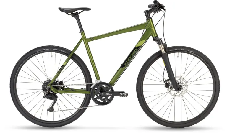 Ein Stevens 5X HT Fahrrad in der Farbe Metallic-Grün, von der Seite fotografiert, mit Fokus auf die Rahmengeometrie, die Federgabel und die Bereifung.