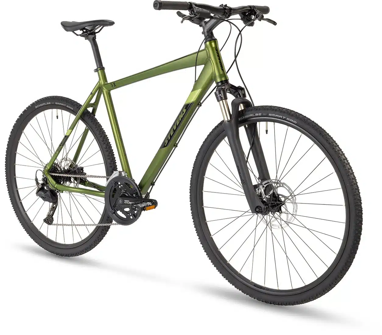 Grünes STEVENS 5X HT Fahrrad von vorne betrachtet mit Fokus auf Gabel und Vorderrad.