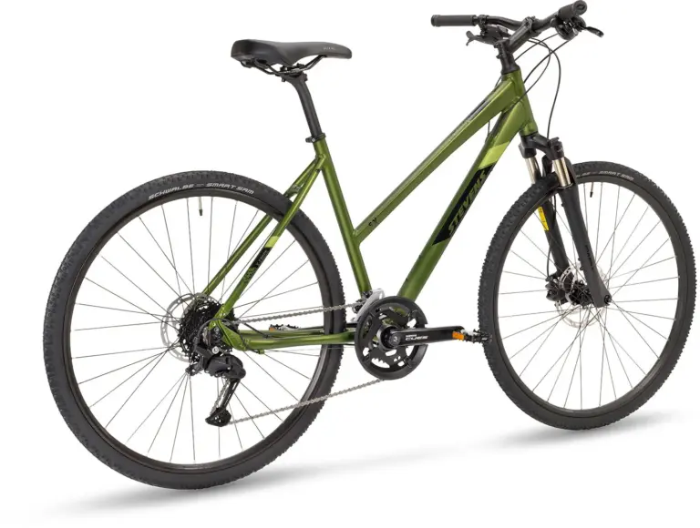 Grünes Stevens 5X LT Crossrad von der linken Seite mit Fokus auf Rahmen, Räder und Federung.