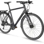 Ein schwarzes Stevens 6X Lite Tour HT Fahrrad mit Gepäckträger, Schutzblechen und hydraulischen Scheibenbremsen, frontal von links gezeigt.