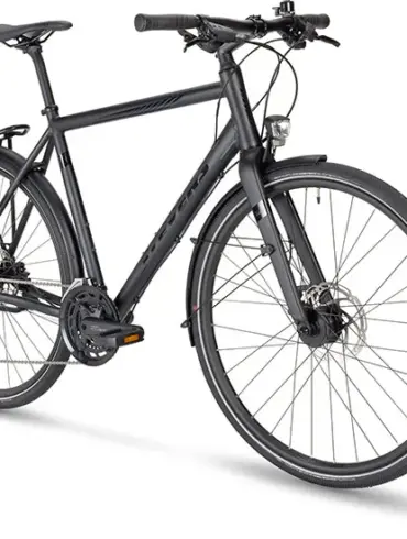 Ein schwarzes Stevens 6X Lite Tour HT Fahrrad mit Gepäckträger, Schutzblechen und hydraulischen Scheibenbremsen, frontal von links gezeigt.