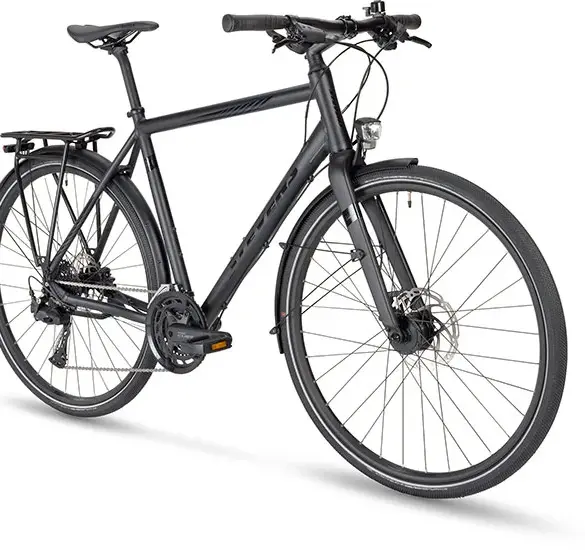 Ein schwarzes Stevens 6X Lite Tour HT Fahrrad mit Gepäckträger, Schutzblechen und hydraulischen Scheibenbremsen, frontal von links gezeigt.