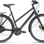 Seitenansicht eines schwarzen STEVENS 6X Lite Tour LT Trekkingrads mit Gepäckträger, Schutzblechen und Nabendynamo.