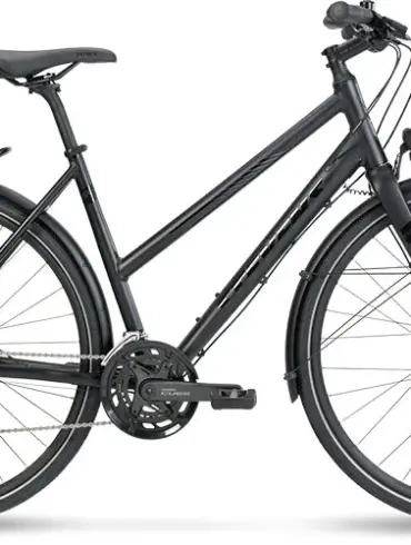 Seitenansicht eines schwarzen STEVENS 6X Lite Tour LT Trekkingrads mit Gepäckträger, Schutzblechen und Nabendynamo.