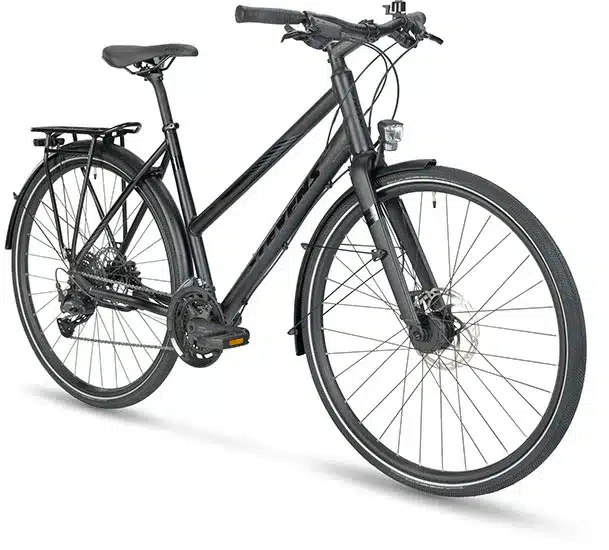 STEVENS 6X Lite Tour LT Trekkingrad in Schwarz mit Felgenbremsen, Gepäckträger und Schutzblechen.