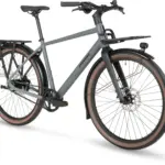 Stevens Amant 7.2 HT Fahrrad in der Farbe Basalt Grey, Vorderansicht mit Frontgepäckträger, Schutzblechen und braunen Reifen.