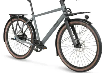 Stevens Amant 7.2 HT Fahrrad in der Farbe Basalt Grey, Vorderansicht mit Frontgepäckträger, Schutzblechen und braunen Reifen.