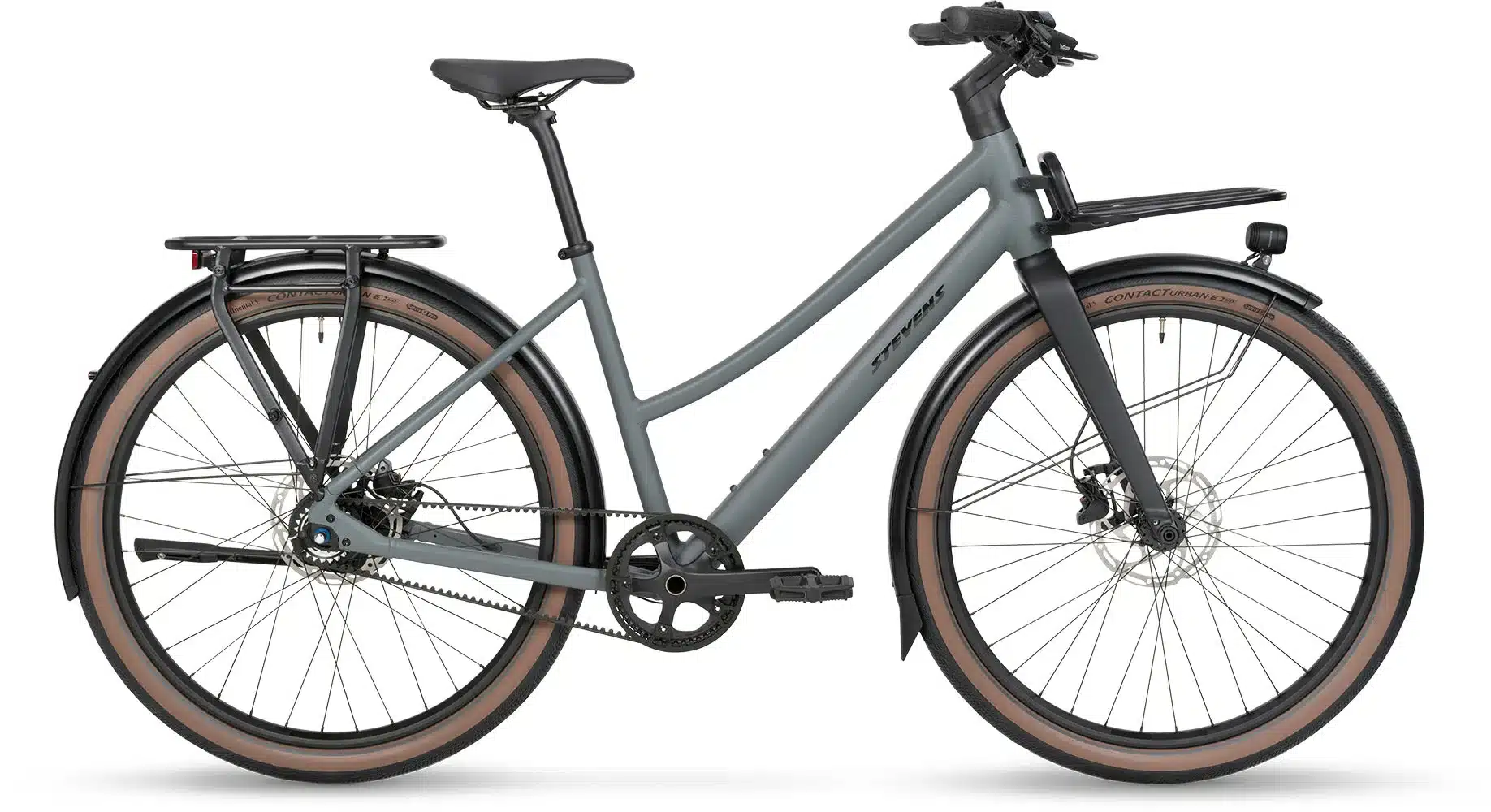 Seitenansicht eines Stevens Amant 7.2 LT City-Bikes in Basalt Grey, mit Gepäckträgern vorne und hinten, Riemenantrieb und Scheibenbremsen.